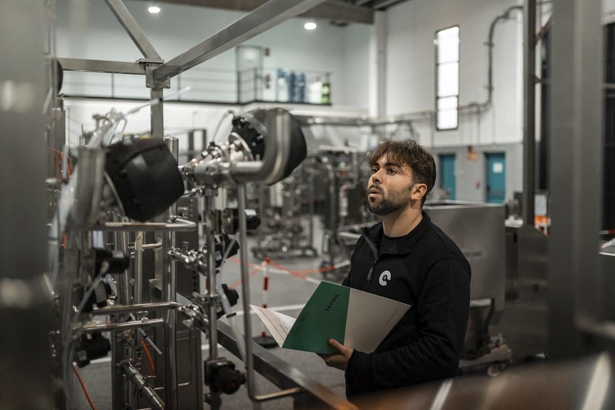 Técnico ALPROS inspeccionando equipo industrial en planta